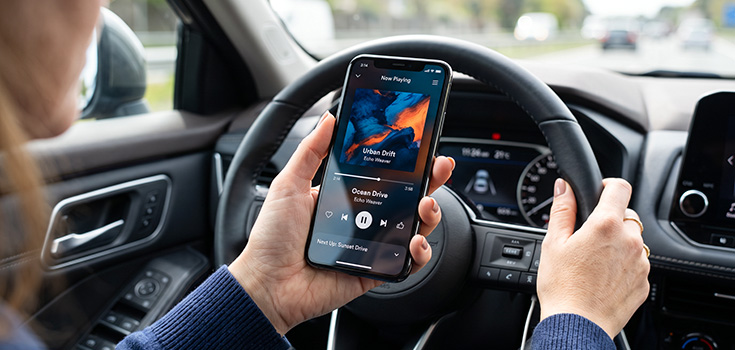En voiture, le smartphone prend les commandes chez les jeunes Américains