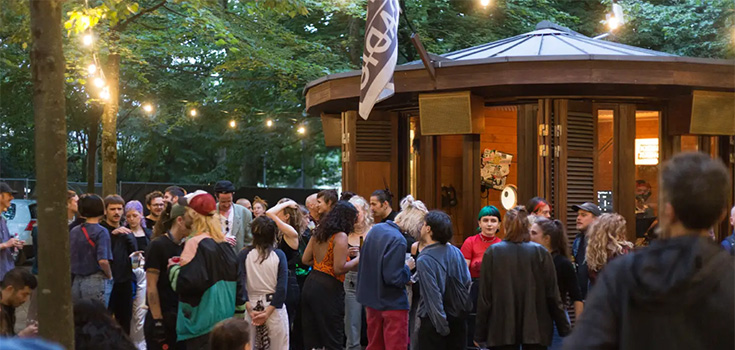 Kiosk Radio : la petite cabane de bois qui fait vibrer Bruxelles